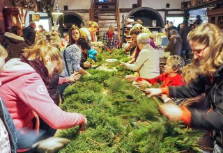 Making Advent wreaths together is fun, © Freilichtmuseum Klockenhagen Making Advent wreaths together is fun, © Freilichtmuseum Klockenhagen