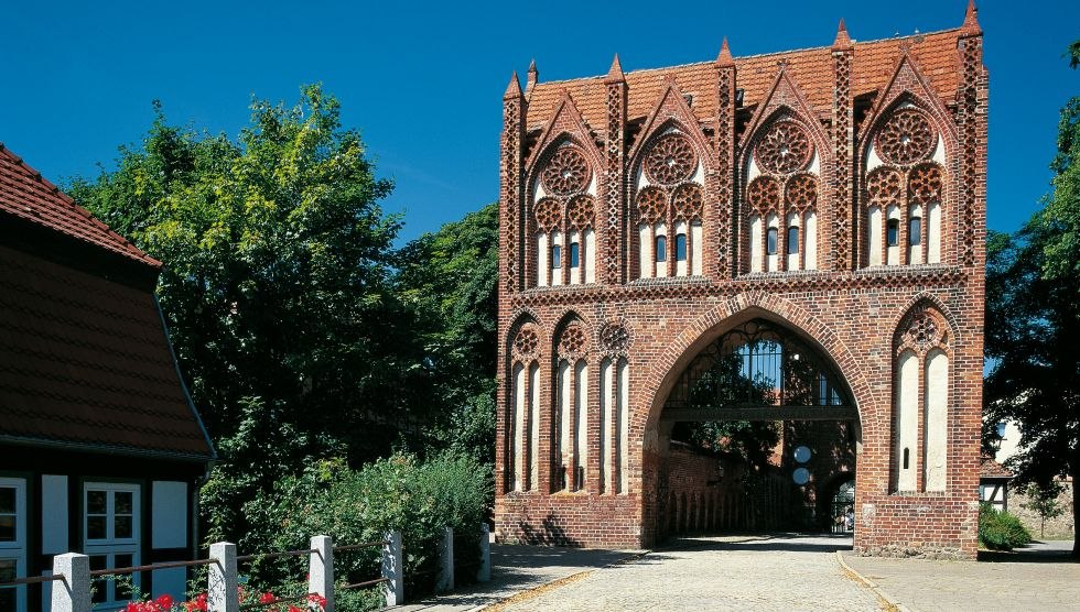 De vier bakstenen poorten in Neubrandenburg in Mecklenburg en de 2.300 meter lange stadsmuur worden beschouwd als architectonische monumenten van Europees niveau. De Stargardpoort met zijn delicate decoratieve elementen is waarschijnlijk de mooiste., © TMV/Werk3
