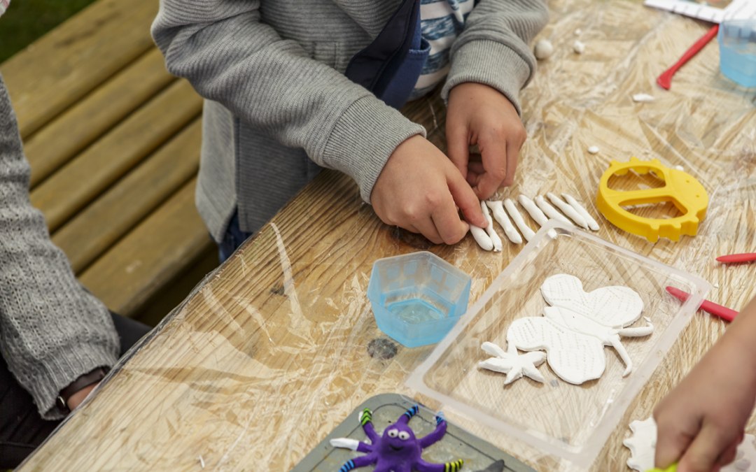 Pottenbakken met kinderen in kunstenaarsdorp Ahrenshoop, © Kurverwaltung Ahrenshoop · Foto voigt&kranz UG, Prerow