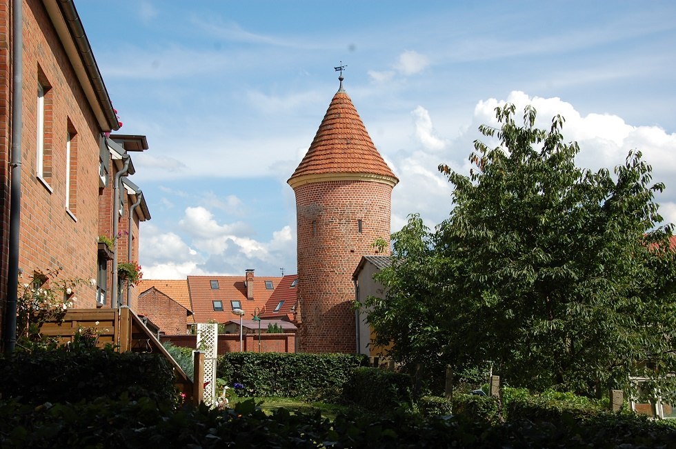 De ronde bakstenen toren maakt deel uit van de middeleeuwse vestingwerken. // © Gabriele Skorupski De ronde bakstenen toren maakt deel uit van de middeleeuwse vestingwerken. // © Gabriele Skorupski