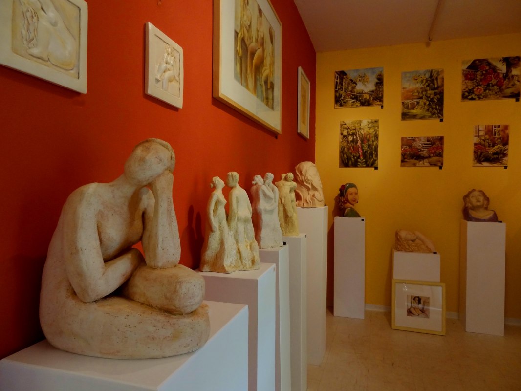 Schilderijen en beeldhouwwerken zijn de belangrijkste exposities in de galerie, © Christine Radecke Schilderijen en beeldhouwwerken zijn de belangrijkste exposities in de galerie, © Christine Radecke