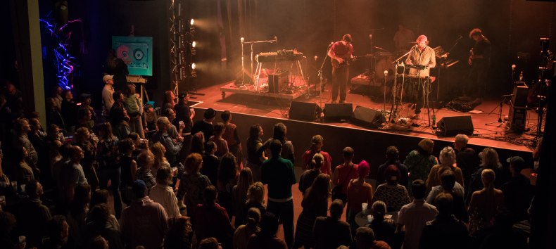 Pełna sala podczas wieczoru koncertowego w Studio am See 2025. // &copy; Simon Voigt