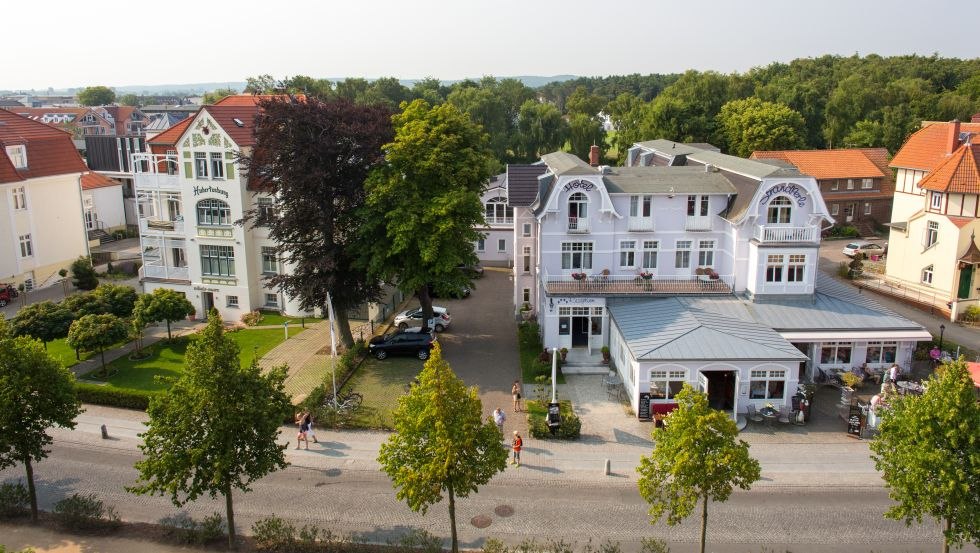 Widok z zewnątrz na Apparthotel Hubertusburg i hotel Strandperle // © Hubertusburg Kühlungsborn Widok z zewnątrz na Apparthotel Hubertusburg i hotel Strandperle // © Hubertusburg Kühlungsborn