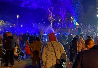 „Der Laternenumzug setzt sich in Bewegung – eingebettet in eine farbenfrohe Lichtshow.“ // © LGE-MV „Der Laternenumzug setzt sich in Bewegung – eingebettet in eine farbenfrohe Lichtshow.“ // © LGE-MV