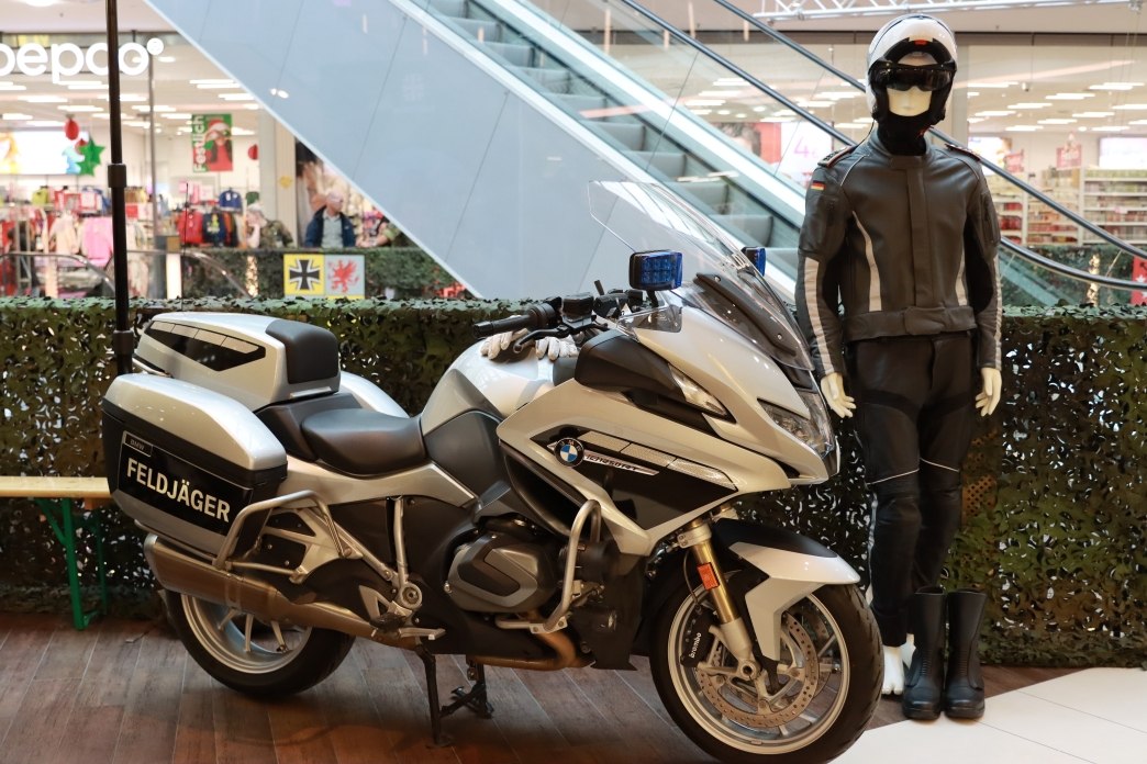 The Feldjäger are the military police of the Bundeswehr. Feldjäger also ride heavy motorcycles equipped with blue lights and emergency gear. // © Bundeswehr/Moldt The Feldjäger are the military police of the Bundeswehr. Feldjäger also ride heavy motorcycles equipped with blue lights and emergency gear. // © Bundeswehr/Moldt