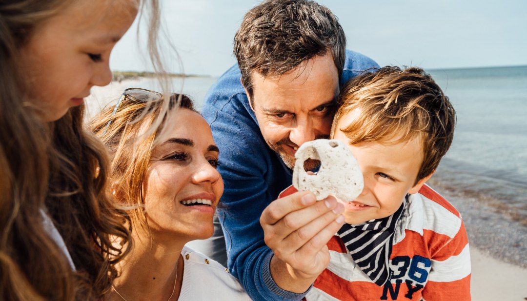 Wandelen langs het lange, fijne zandstrand of een zandkasteel bouwen met de kinderen - een dagje strand is een geweldige ervaring voor het hele gezin. // © MV-T/Roth Wandelen langs het lange, fijne zandstrand of een zandkasteel bouwen met de kinderen - een dagje strand is een geweldige ervaring voor het hele gezin. // © MV-T/Roth