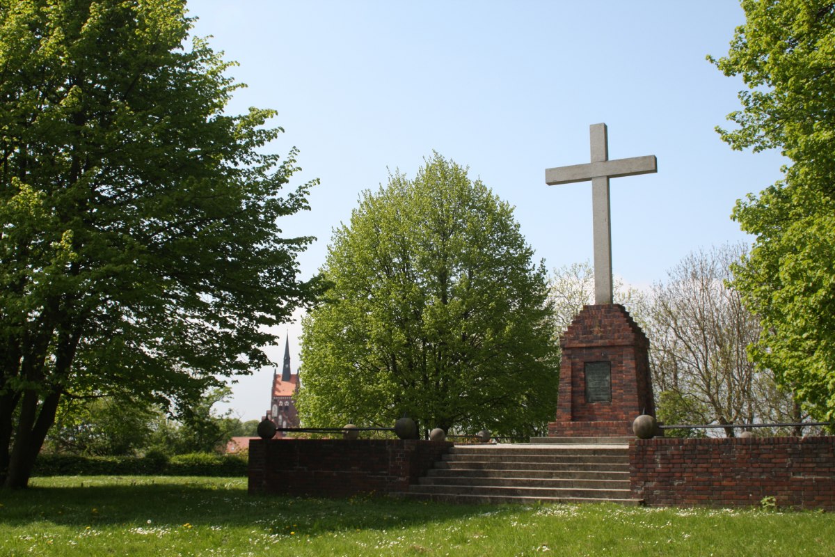 Granitowy krzyż wzniesiono w 1928 r. dla upamiętnienia chrystianizacji szlachty pomorskiej // © Stadtinformation Usedom Granitowy krzyż wzniesiono w 1928 r. dla upamiętnienia chrystianizacji szlachty pomorskiej // © Stadtinformation Usedom