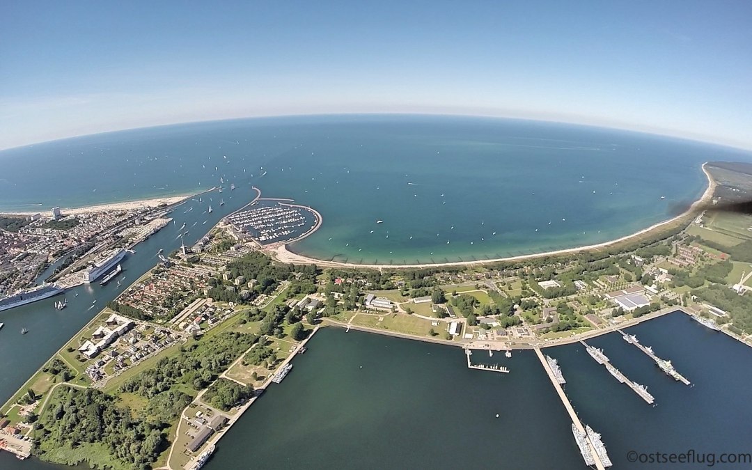 Bird's eye view of the harbor entrance and beach of Rostock-Warnemünde during the Hanse Sail, © ostseeflug.com
