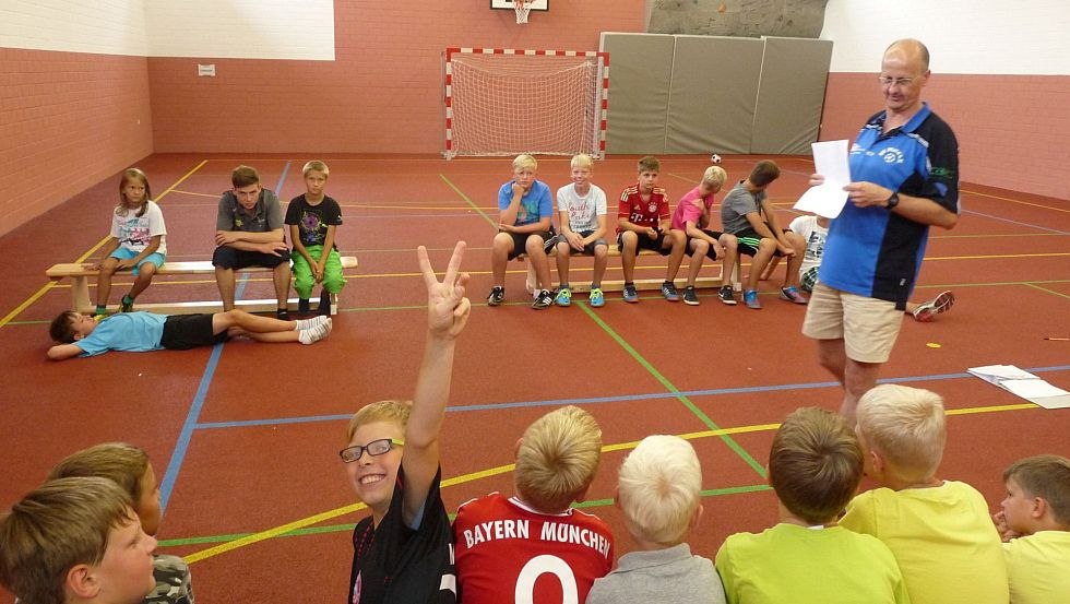 Een sportkampeertraining in de speel- en bewegingshal met klimmuur, volleybal-, handbal-, basketbal- en badmintonvelden, 3 tafeltennistafels en slackline. // &copy; Jessenitzer Aus- und Weiterbildung e.V.