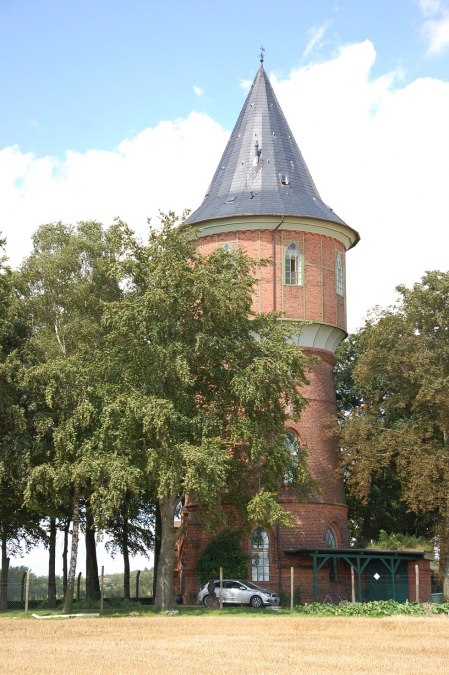 De gemeentelijke watertoren staat net buiten de stad in een veld., © Gabriele Skorupski