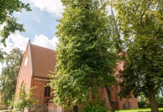 Church diagonally from behind // &copy; Frank Burger