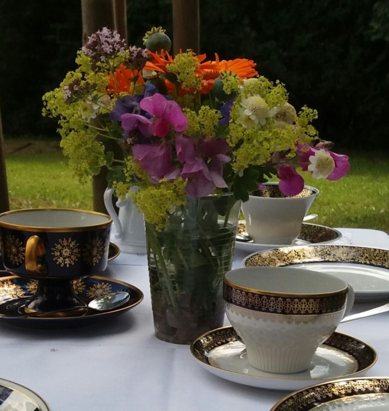 Get into conversation with each other at a lovingly laid table. // &copy; Anja Kretschmer