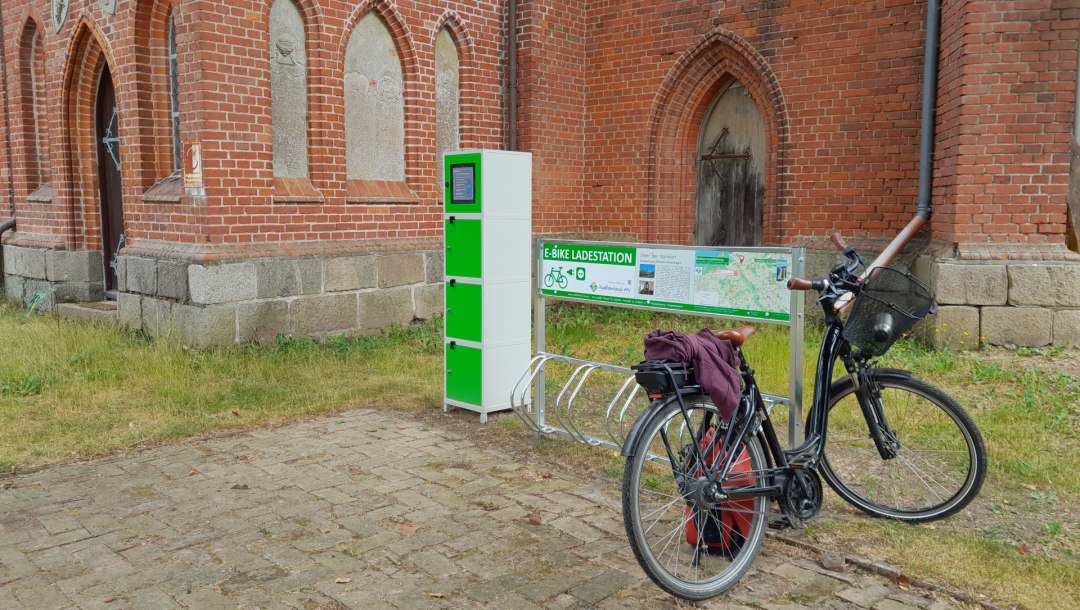 e-bike-ladestation-kirche-pantlitz, © Tourismusverein Vogelparkregion Recknitztal e.V.