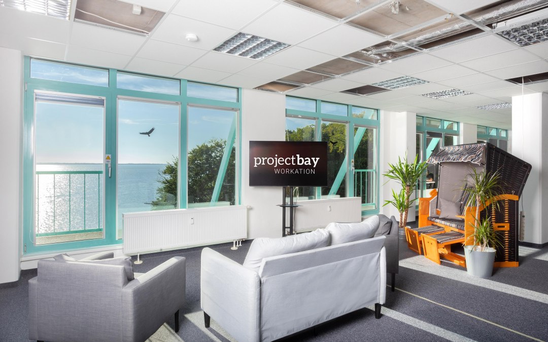 Loungeruimte met panoramisch uitzicht op zee, ideaal voor ontspannen pauzes of informele bijeenkomsten., © Project Bay