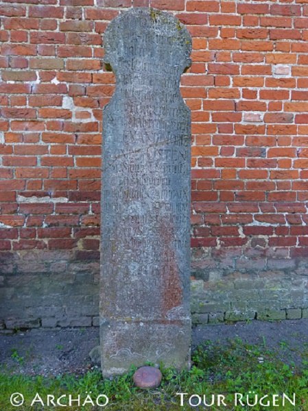 de verzoeningssteen bij de buitenkoormuur van de St Jacobskerk in Gingst, © Archäo Tour Rügen