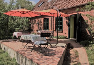 Het caféterras, een van de vele zitjes in de tuin., © Thomas Grosch