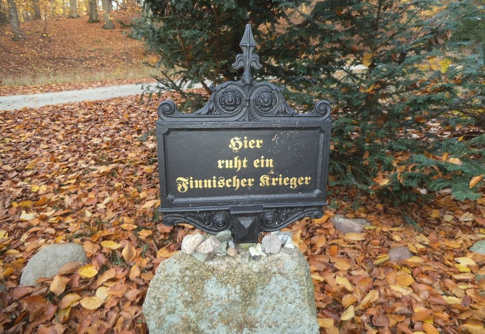 Graf van de Finse krijger in de Granitz, © Tourismuszentrale Rügen