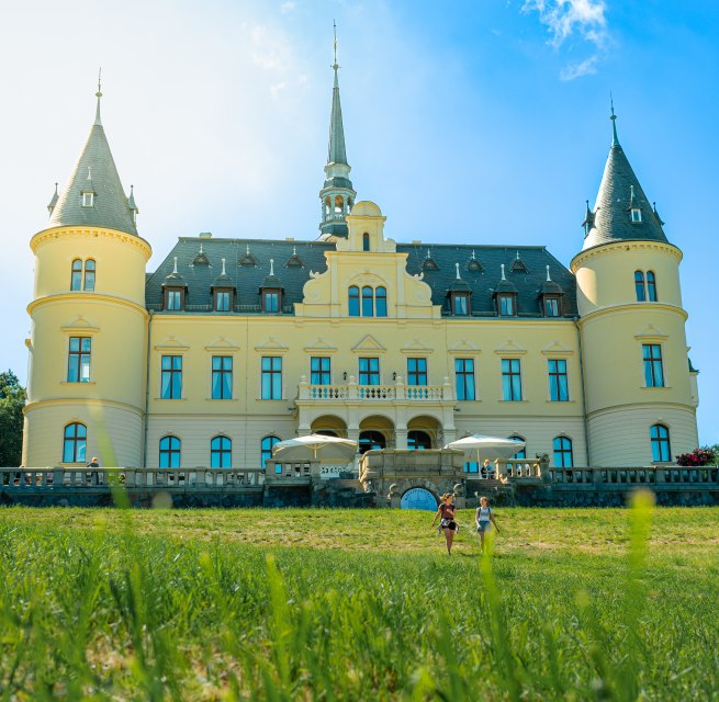 The castle hotel in the heart of the island of R&uuml;gen with 65 individual rooms, restaurant with terrace, bar and wellness area with sauna and indoor pool. Experience unique architecture combined with exquisite cuisine and outstanding service. // &copy; MV-T/Tiemann