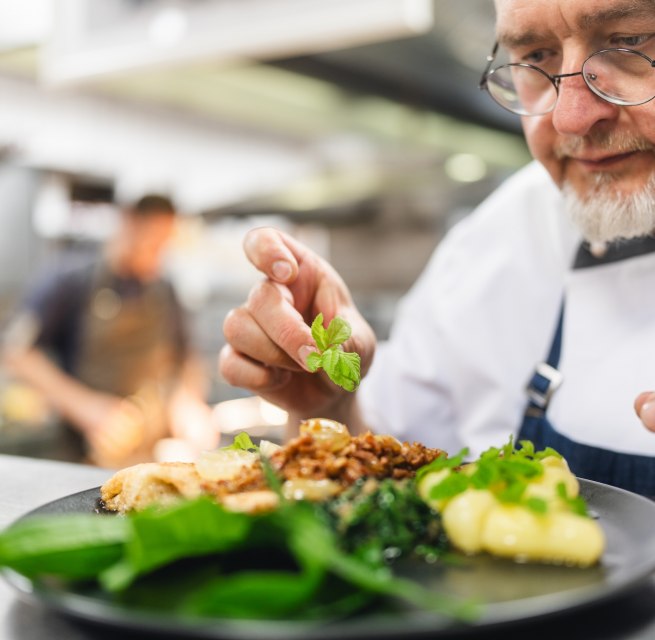 Als klap op de vuurpijl legt Frank Haarde de wilde kruiden op de vers gevangen schol. // © MV-T/Gross Als klap op de vuurpijl legt Frank Haarde de wilde kruiden op de vers gevangen schol.