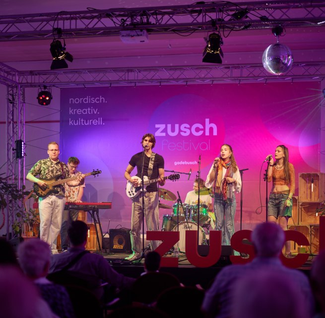 eine junge Band steht auf der beleuchteten Bühne // © Oliver Borchert eine junge Band steht auf der beleuchteten Bühne // © Oliver Borchert