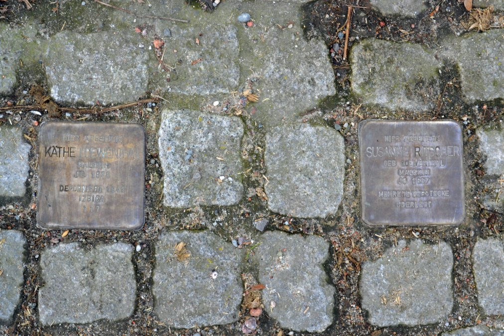 Stolpersteine autorstwa Käthe Loewenthal i Susanne Ritscher, © Hiddenseer Hafen- und Kurbetrieb