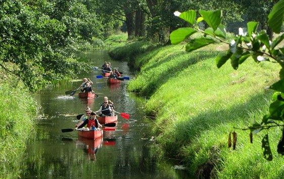 Guided canoe tour on the Sude between Redefin and Gößlow // © Jessenitzer Aus- und Weiterbildung e.V. Guided canoe tour on the Sude between Redefin and Gößlow // © Jessenitzer Aus- und Weiterbildung e.V.