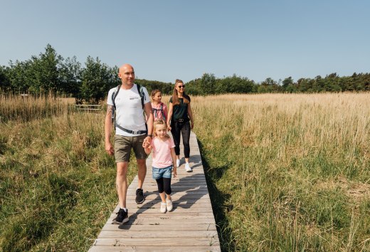 In het Nationaal Park Vorpommersche Boddenlandschaft gaat het gezin op een spannende ontdekkingstocht midden in de ongerepte natuur.