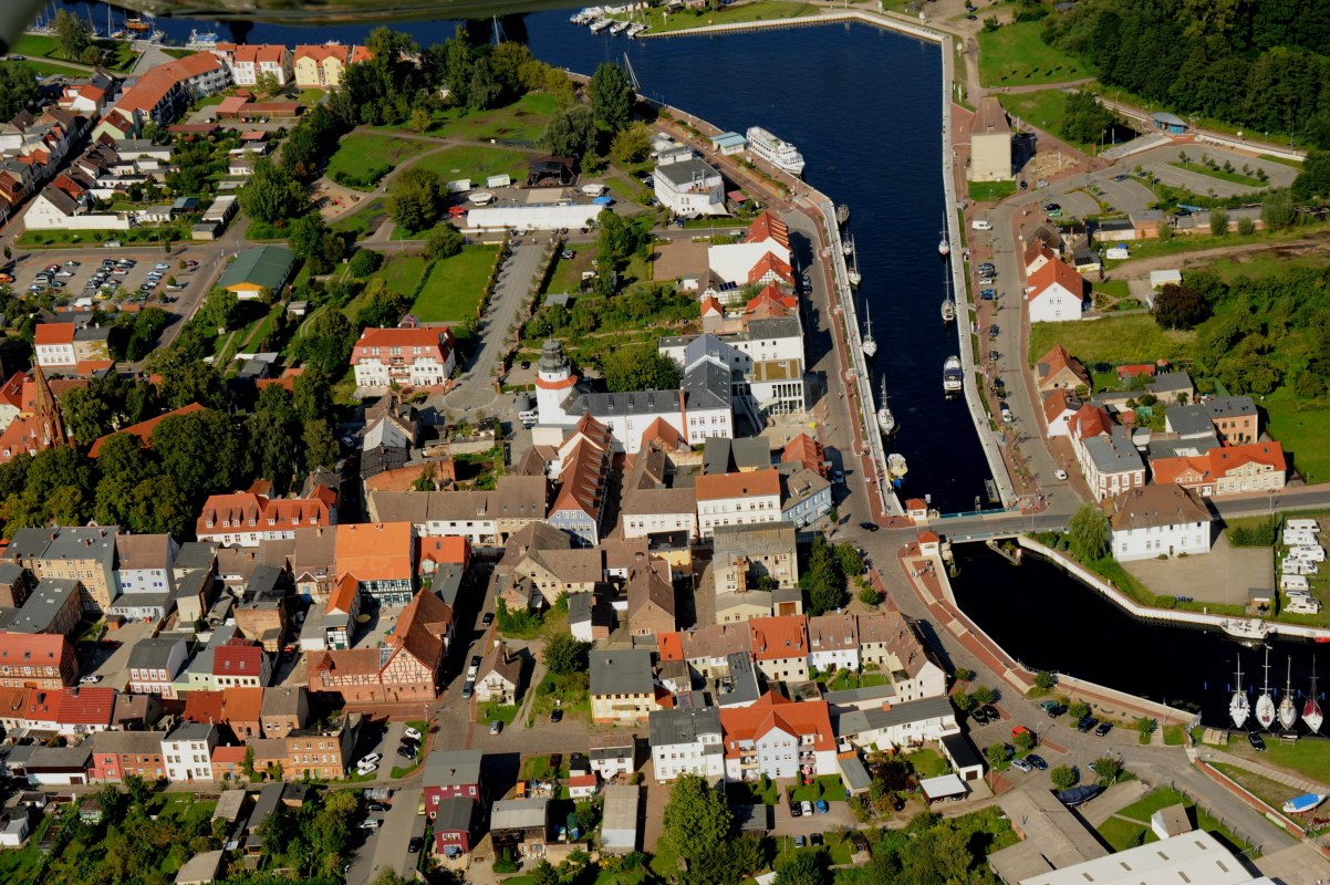 Widok z lotu ptaka na centrum nadmorskiego kurortu Ueckermünde z Zamkiem Książąt Pomorskich // © Walter Graupner Widok z lotu ptaka na centrum nadmorskiego kurortu Ueckermünde z Zamkiem Książąt Pomorskich // © Walter Graupner