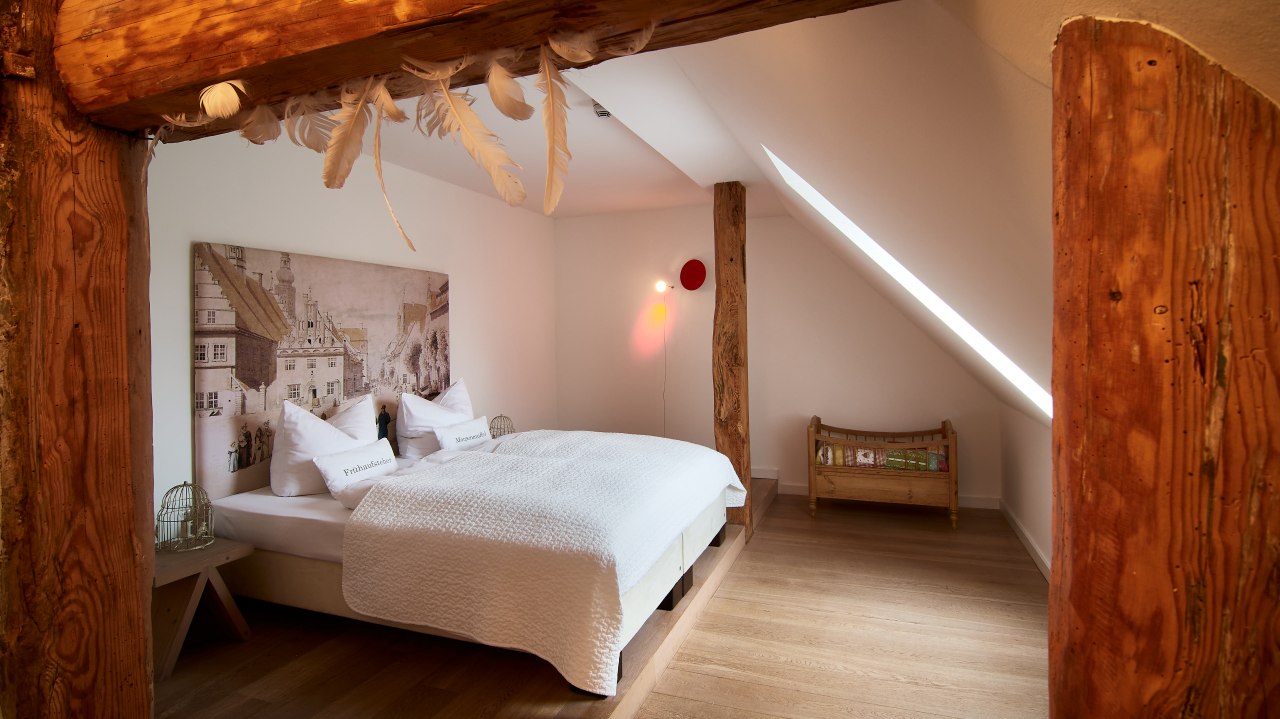 Cozy suite in the Kavaliershaus on Lake Fincken // © Kavaliershaus am Finckener See / Henryk Weiffenbach Cozy suite in the Kavaliershaus on Lake Fincken // © Kavaliershaus am Finckener See / Henryk Weiffenbach