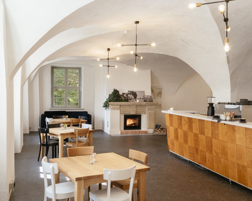 Tourist base station, café, bar on the first floor of the Quilow Moated Castle. // © Wasserschloss Quilow/Philipp Meuser Tourist base station, café, bar on the first floor of the Quilow Moated Castle. // © Wasserschloss Quilow/Philipp Meuser