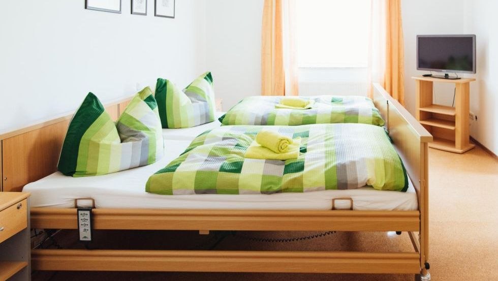 Er zijn 2 zorgbedden beschikbaar. Extra hulpmiddelen kunnen geleend worden. // &copy; S. Dr&ouml;se/Patrick Lipke