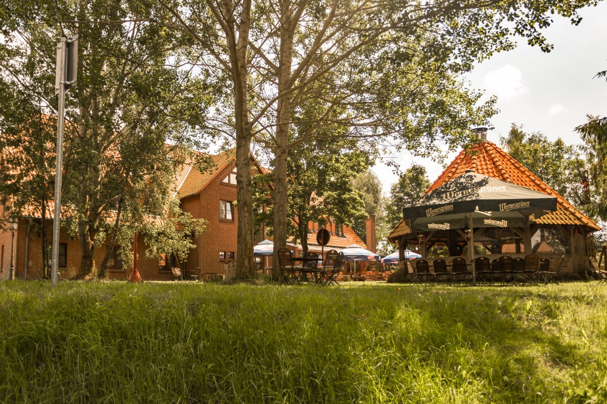 Terras en overdekte barbecueplaats in de tuin van hotel "Stettiner Hof // &copy; Stettiner Hof