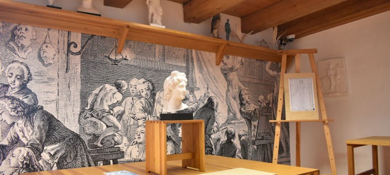 Tekenkast in het Caspar David Friedrich Centrum met ezel en voorwerpen om te tekenen, © ©Caspar-David-Friedrich-Gesellschaft e. V., Foto: Karl Mühlbach 2023 Tekenkast in het Caspar David Friedrich Centrum met ezel en voorwerpen om te tekenen, © ©Caspar-David-Friedrich-Gesellschaft e. V., Foto: Karl Mühlbach 2023