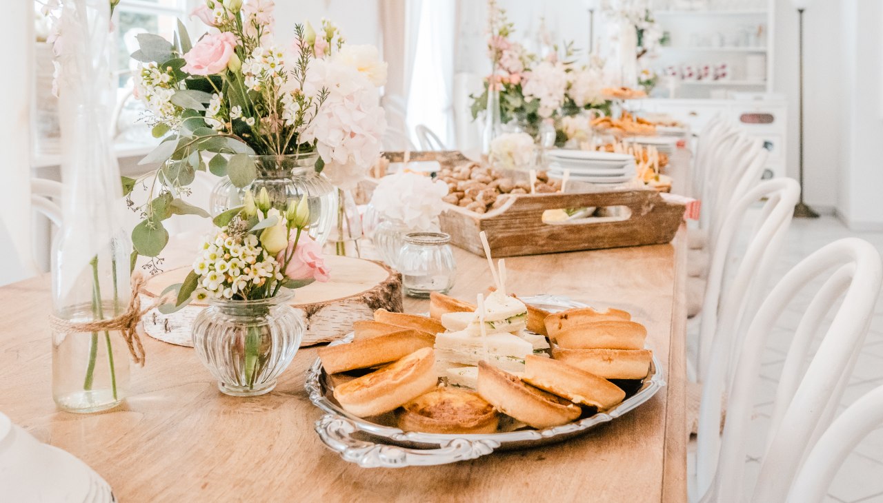 A warm wedding reception with small treats, © Gutshaus Krimvitz / Mirko Boy