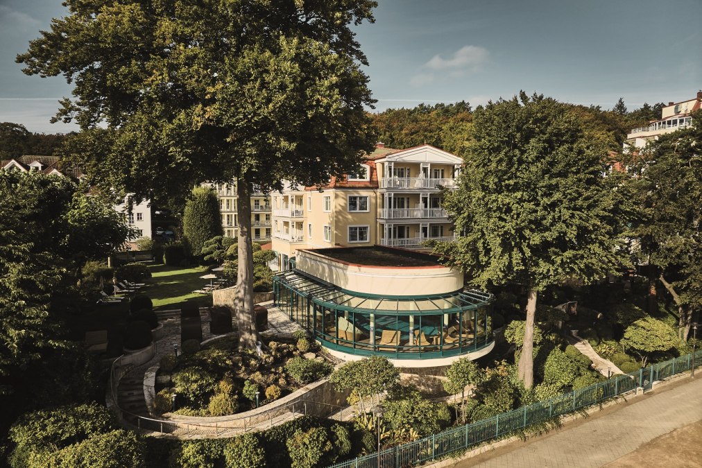 hotel-hauptgebaeude-terrasse-spa-aerial-strandhotel-bansin (1), © Arne Nagel