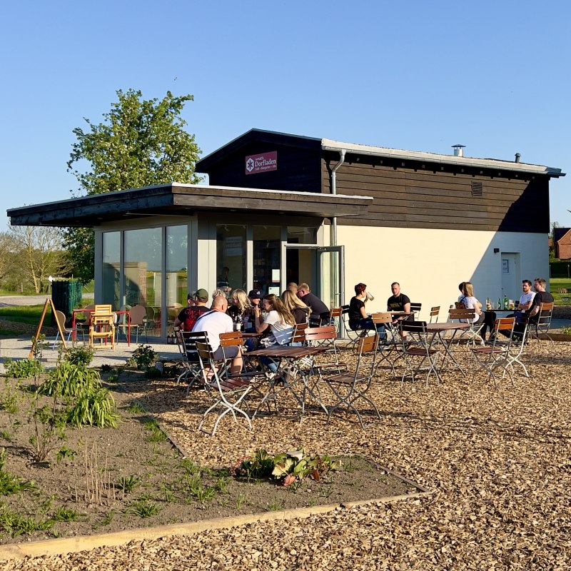 Nasz wiejski sklep - na skraju osiedla, tuż przy drodze. // © Schloss Broock GmbH & Co. KG - Jan Fischer Nasz wiejski sklep - na skraju osiedla, tuż przy drodze. // © Schloss Broock GmbH & Co. KG - Jan Fischer