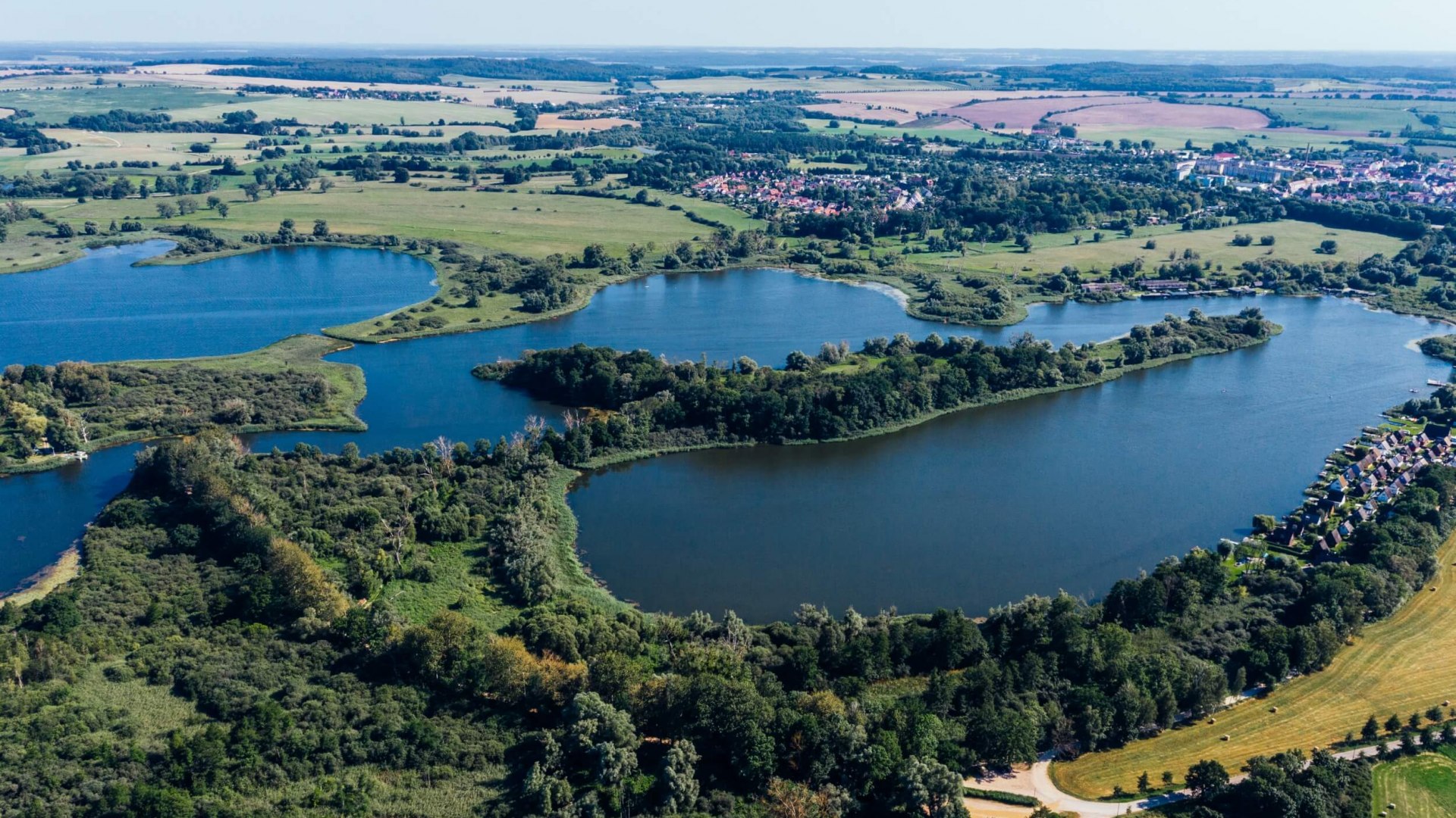Jeziora Pojezierza Meklemburskiego z lotu ptaka // Pojezierze Meklemburskie to idealny region rowerowy. // © MV-T/Gänsicke Jeziora Pojezierza Meklemburskiego z lotu ptaka
