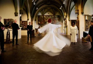 &copy; https://www.om-stiftung.org/veranstaltung/konzert-expanding-time-liebe-bevor-du-liebst/