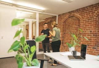 Moderne, open kantoorruimte met historische flair. Ideaal voor creatieve besprekingen en afspraken in een inspirerende omgeving., &copy; Michelle Dynio