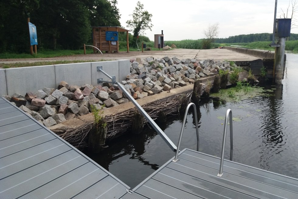 Een drijvende steiger vergemakkelijkt het te water laten en ophalen, © Martin Hagemann