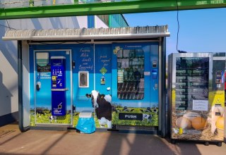 Automat do sprzedaży mleka GLOBUS // © Van der Ham Bollewick Automat do sprzedaży mleka GLOBUS // © Van der Ham Bollewick