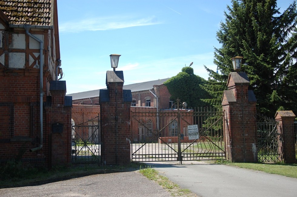 De ingang van het fabrieksterrein. // &copy; Gabriele Skorupski