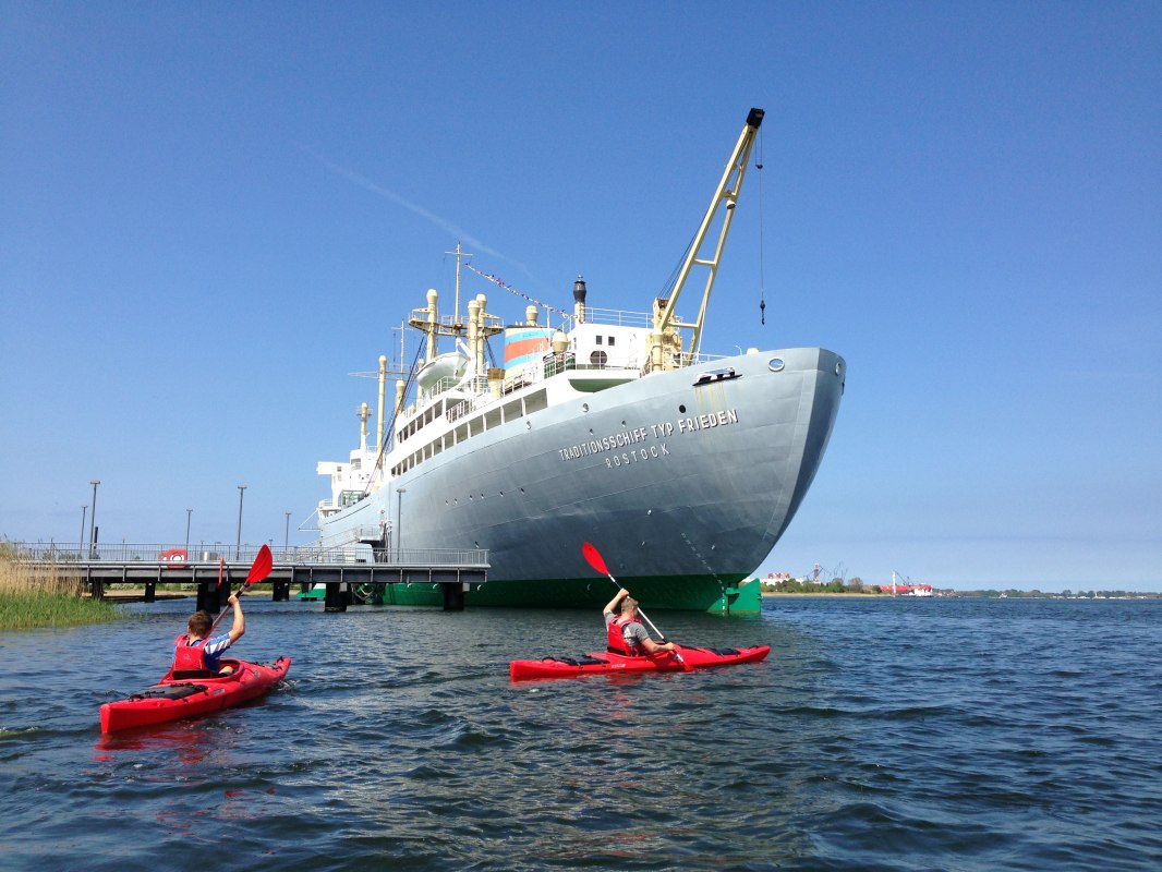 Peddelaars op het traditionele schip, &copy; Ronald Kley