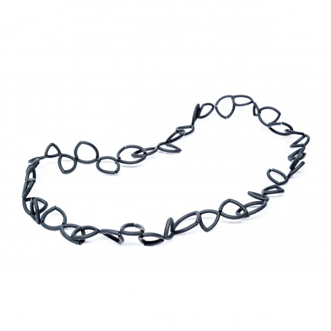 Elke Pfleiderer: VINA. długi łańcuch, 2024, puste formowane rurki porcelanowe, stal nierdzewna powlekana nylonem, © Elke Pfleiderer