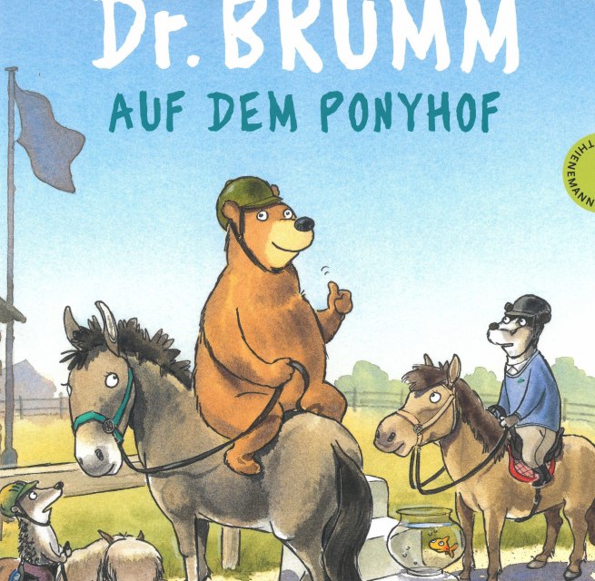Book cover: Dr. Brumm and two friends sit on a pony; Dr. Brumm sits upside down // &copy; Stadtbibliothek Stralsund