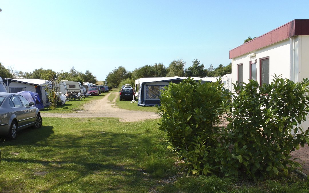 Uitzicht over de camping naar de strandopgang, © Camping in Neuhaus