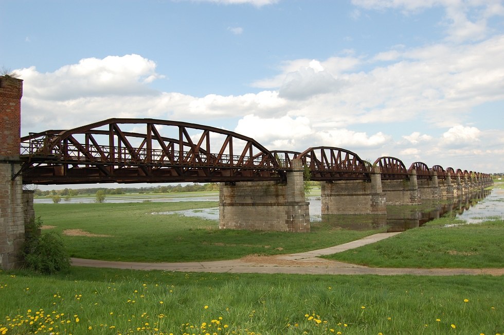 De brugbogen over de Elbe herinneren aan de voormalige spoorlijn, die aan het einde van de Tweede Wereldoorlog werd verwoest. // &copy; Gabriele Skorupski