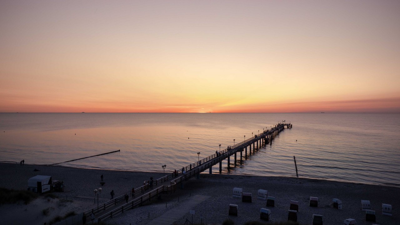 Pier in kuuroord aan de Oostzee Graal-Müritz // © Marcus Friedrich // marcusfriedrich.media Pier in kuuroord aan de Oostzee Graal-Müritz // © Marcus Friedrich // marcusfriedrich.media