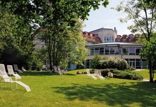 Widok na kąpielisko wrzosowiskowe z parku. // © Moorbad Bad Doberan Widok na kąpielisko wrzosowiskowe z parku. // © Moorbad Bad Doberan