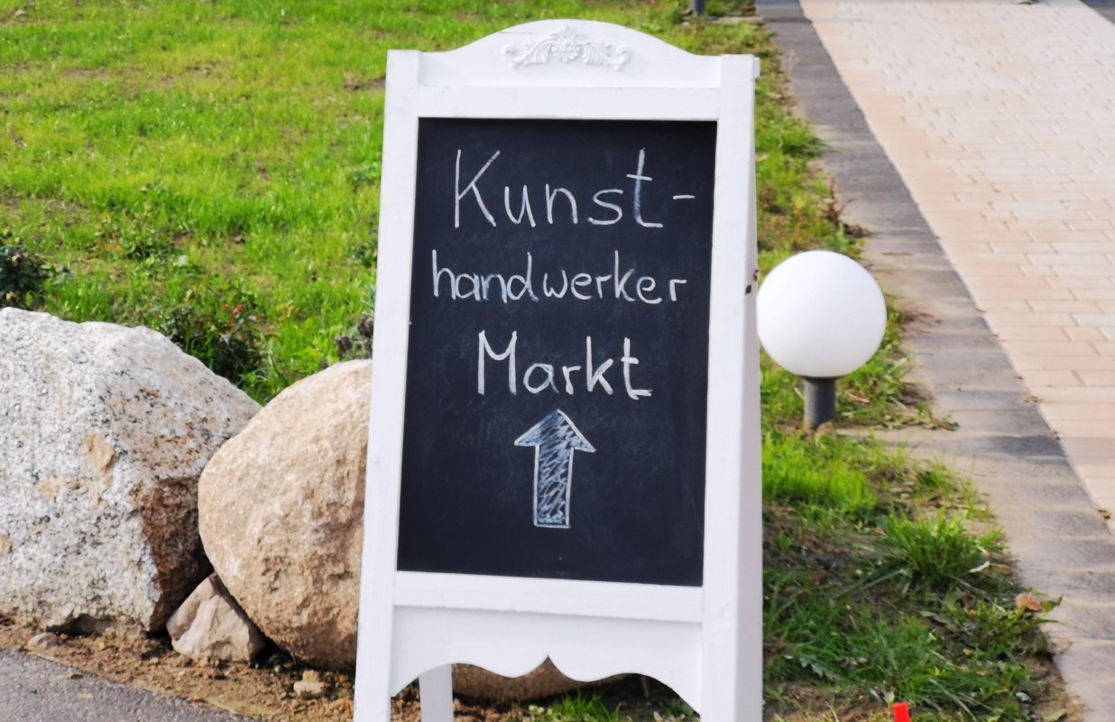 Schild Kunsthandwerkermarkt // © Ostseemühle Schild Kunsthandwerkermarkt // © Ostseemühle